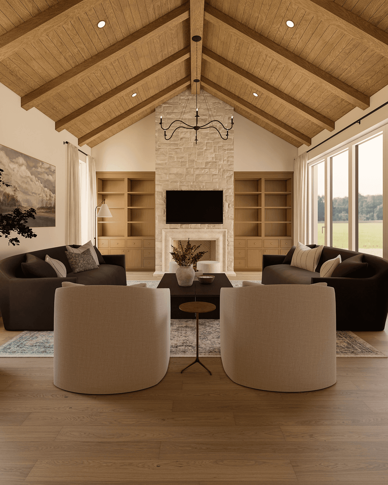 Pogled proti kaminu in lestencu v dnevni sobi z visokim stropom oblečenim v leseno oblogo