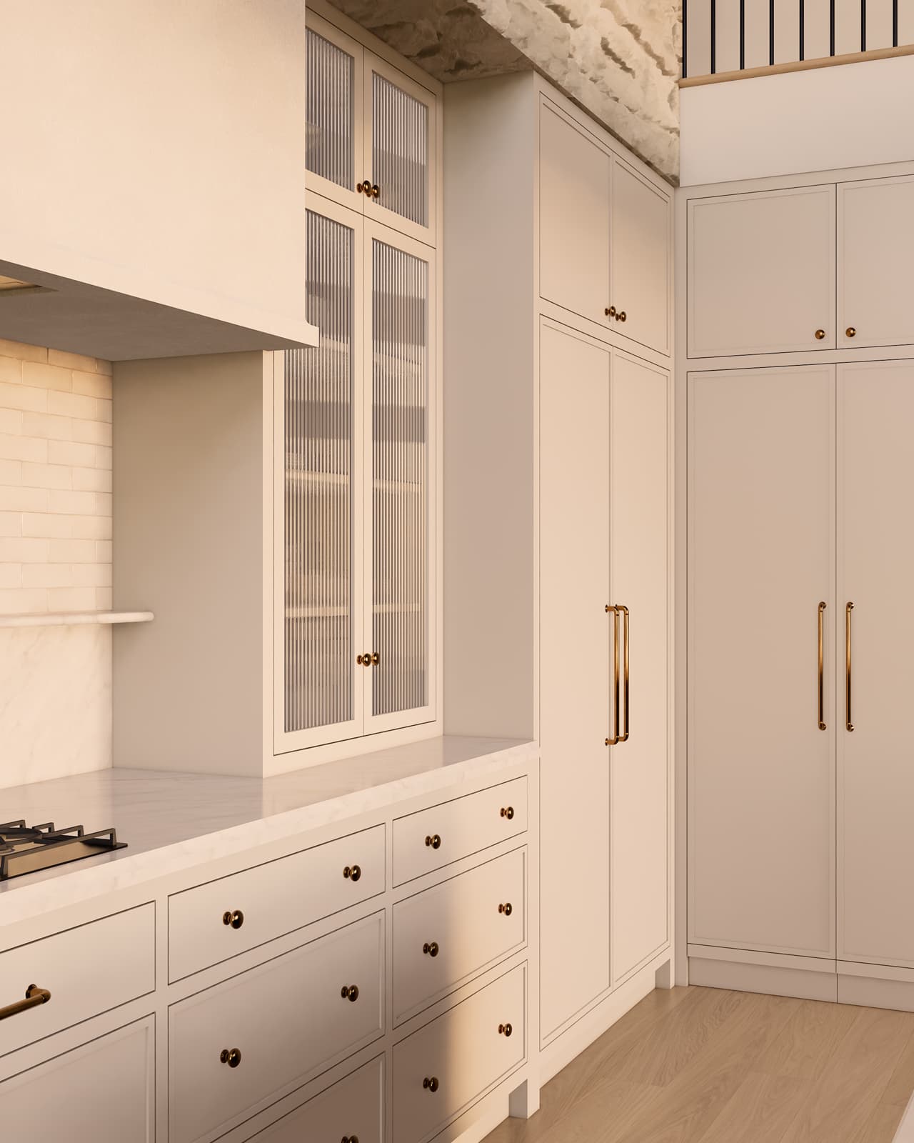 Detajli krem bele kuhinje z ročaji iz medenine
