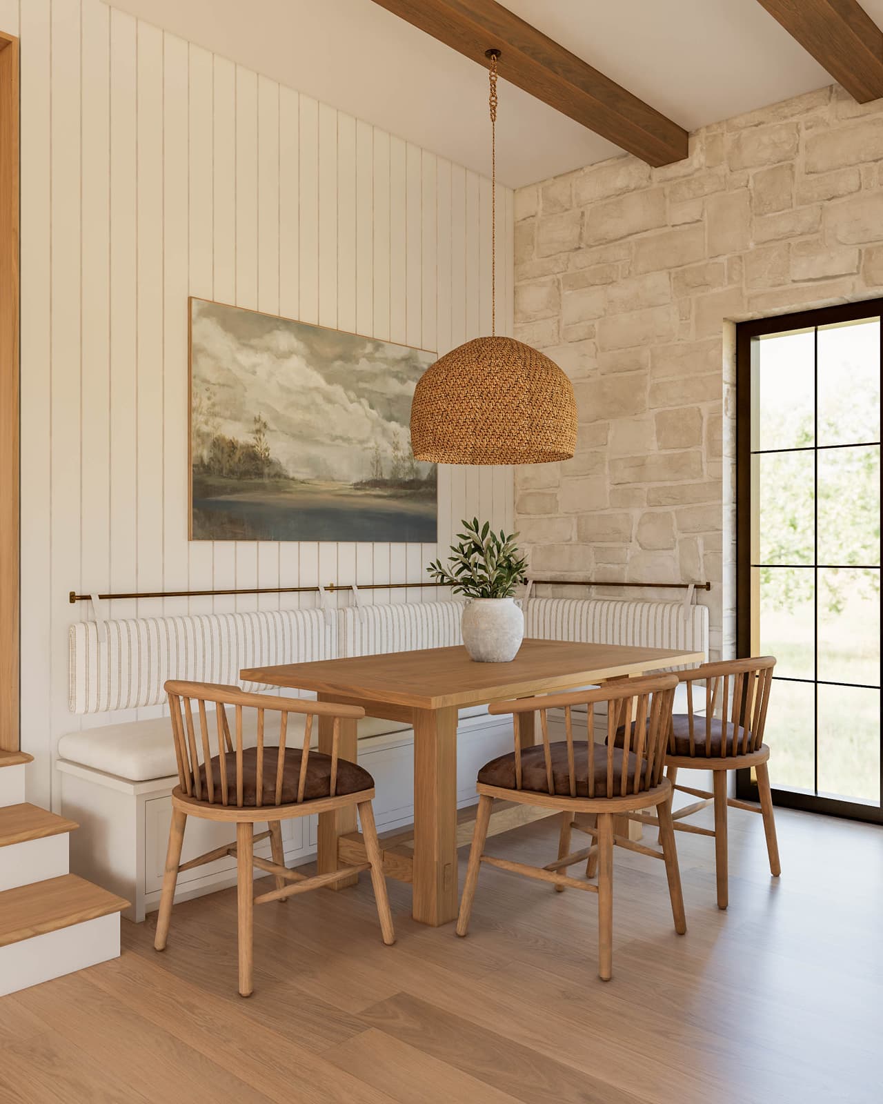 Jedilnica z masivno mizo iz hrastovega lesa, barvanimi lesenimi oblogami in kamnito steno