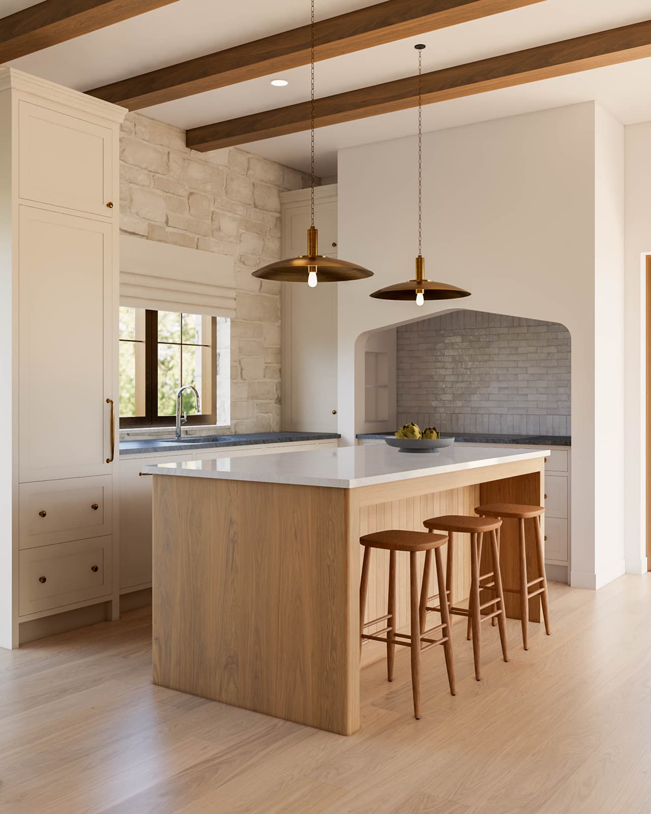 Kuhinja v sodobnem tradicionalnem slogu z lesenim otokom in kamnito steno