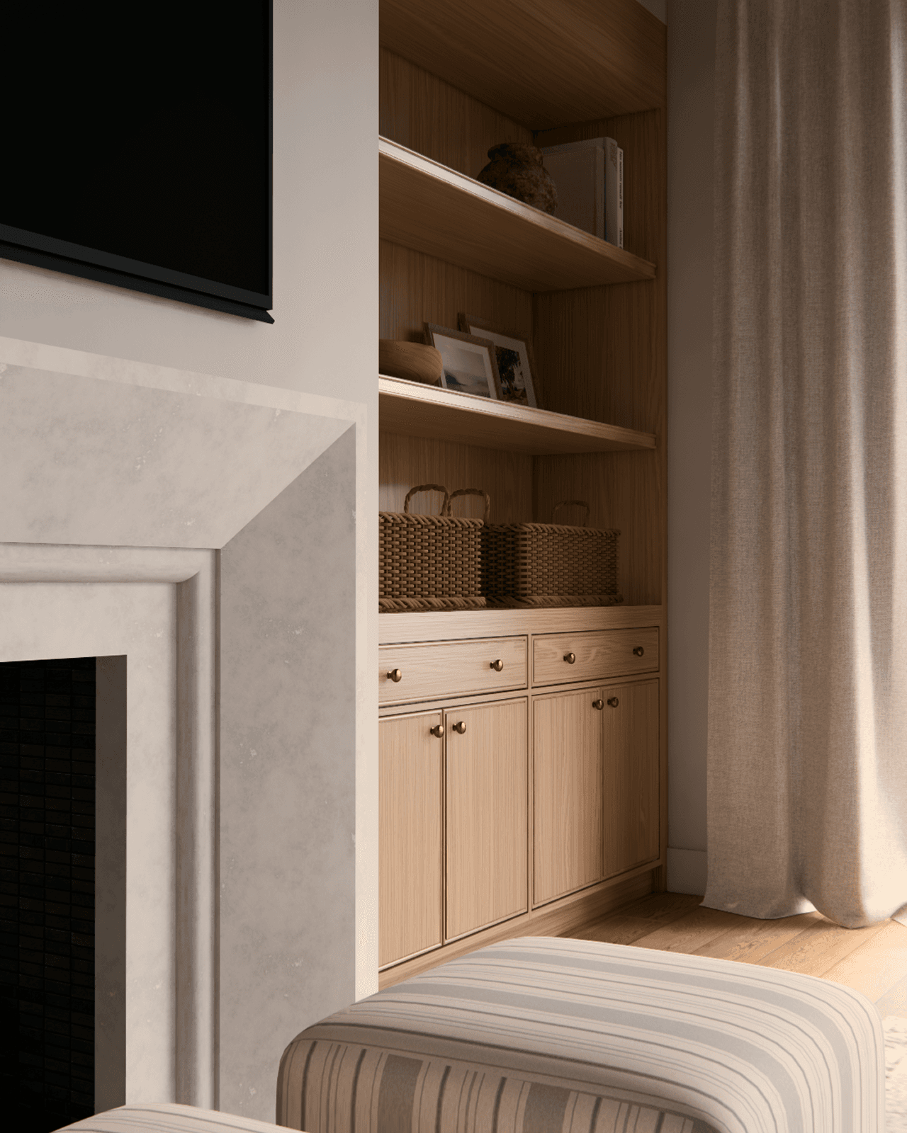 Vgradna omara iz hrasta z ročaji iz medenine ob kamnitem kaminu