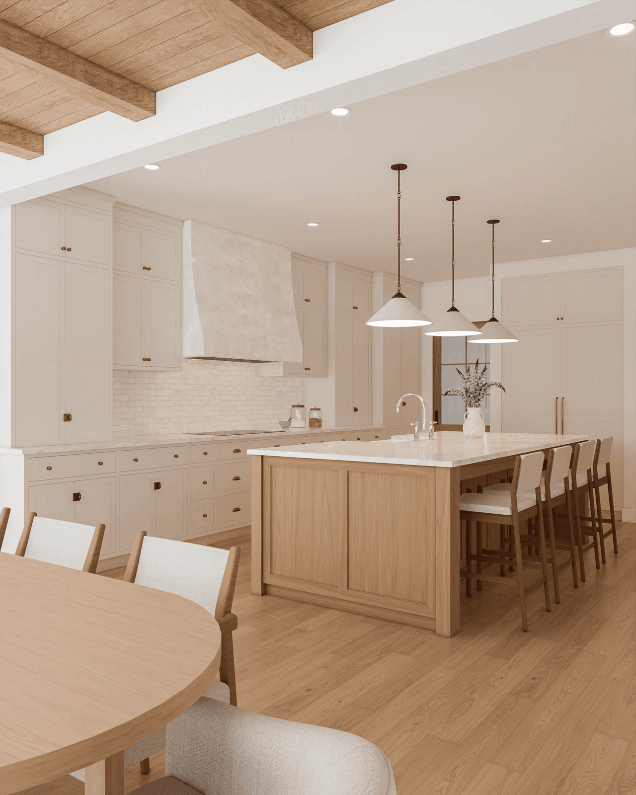 Kuhinja z omarami v kremni barvi in lesenim otokom