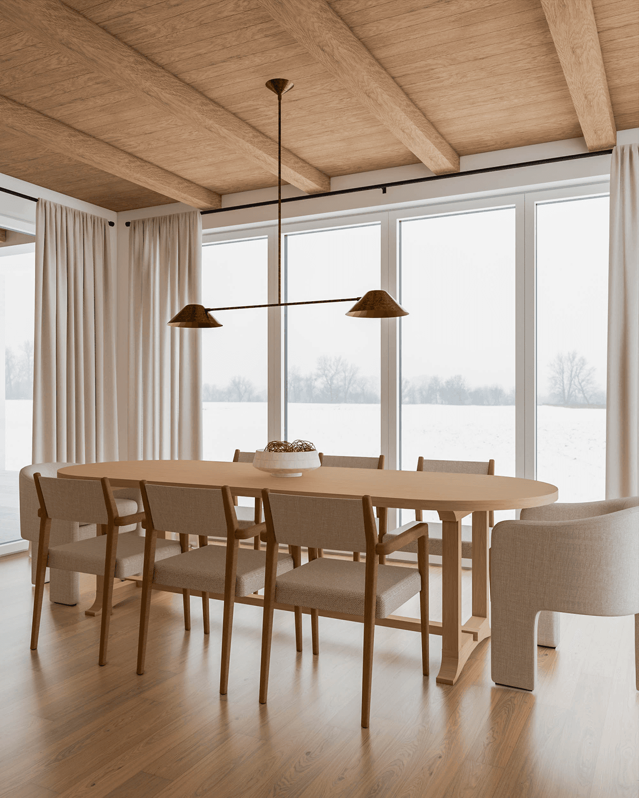 Svetla prostorna jedilnica z lesenim stropom