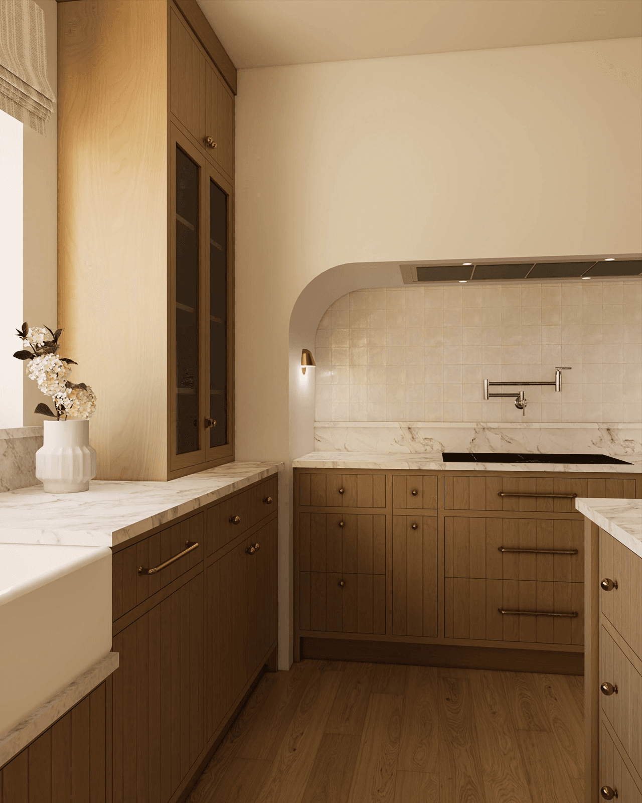 Hrastova kuhinja z veliko zaokroženo nišo za kuhinjsko napo